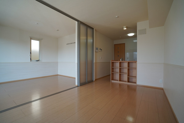 居室・リビング　同じ建物の別なお部屋