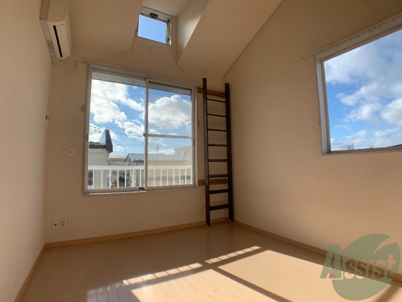 その他部屋・スペース　大きな窓で解放感があり太陽の光が沢山入ってきます。