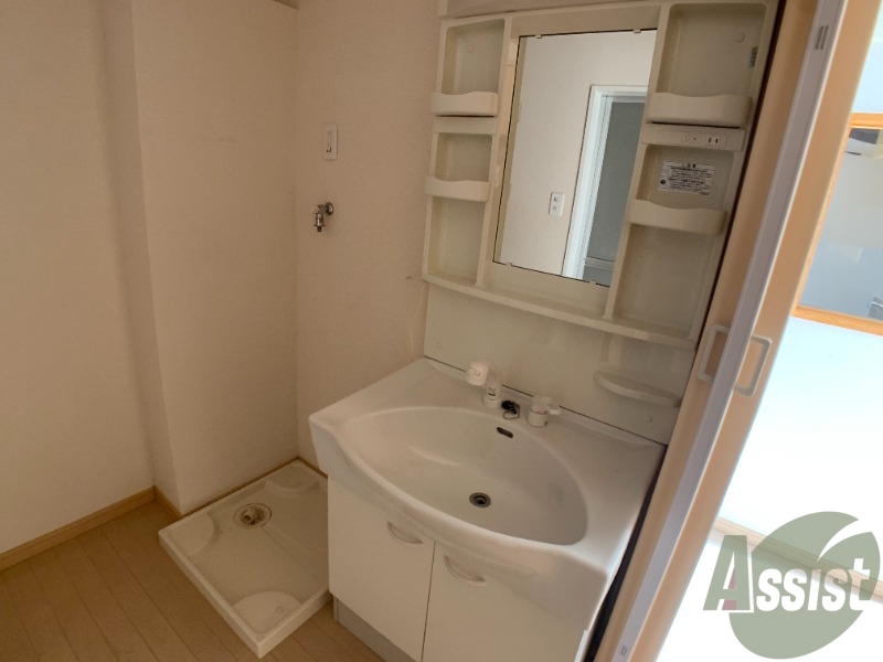 洗面設備　洗面台は独立しています。朝の身支度はこちらでどうぞ～。