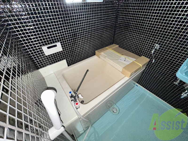 バス・シャワールーム　お風呂はゆったりと入るには充分な広さです。