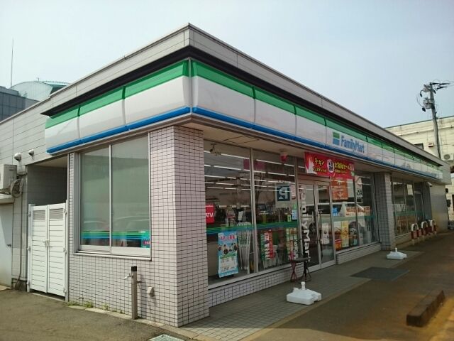 コンビニ　ファミリーマート燕井土巻店（コンビニ）まで800m