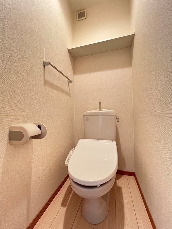 トイレ　ウォシュレット付きです。