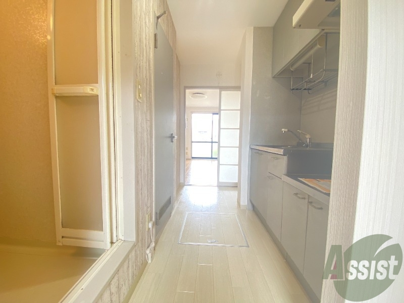 玄関　玄関から撮影しました。入るとキッチンがあります。