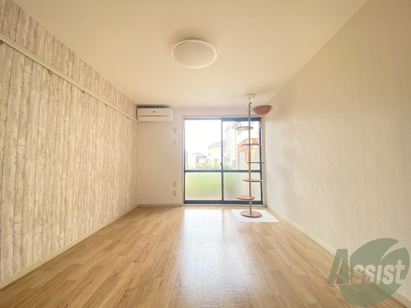 居室・リビング　お部屋は６帖のフローリングです。