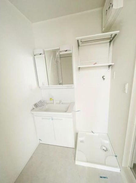 洗面設備　明るい洗面所です