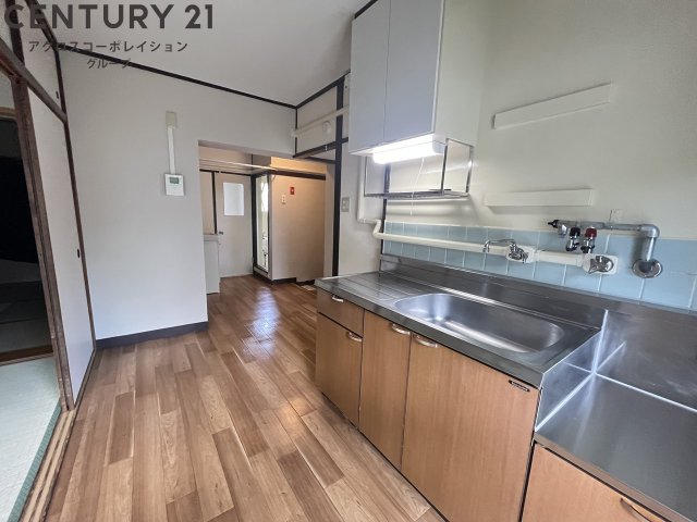 居室・リビング　床色が落ち着いた色合いで綺麗です♪