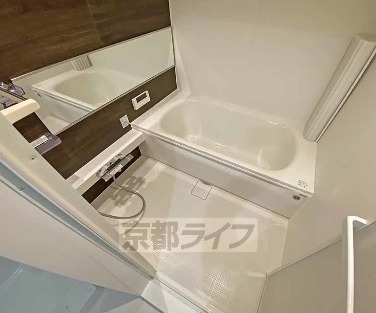 バス・シャワールーム　ゆとりある広さの浴室です。