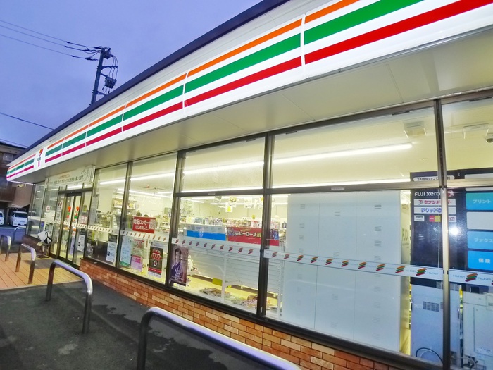 コンビニ　セブンイレブン（コンビニ）まで390m