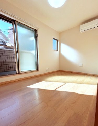居室・リビング　エアコン完備の洋室