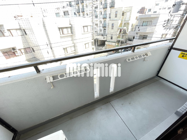 バルコニー　広めのベランダ。