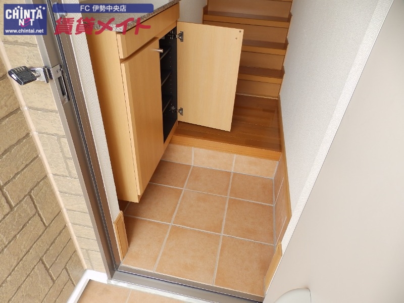 玄関　同物件別室反転タイプ画像