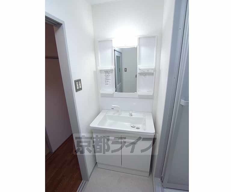 洗面設備　便利な洗面台です。