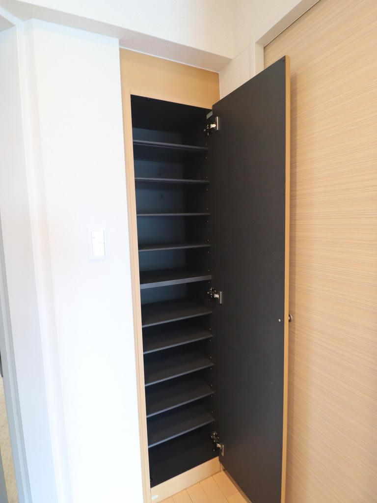 その他設備　天井高のあるシューズ収納