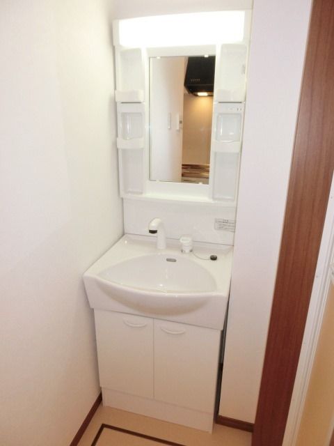 洗面設備　洗髪も出来る洗面台です