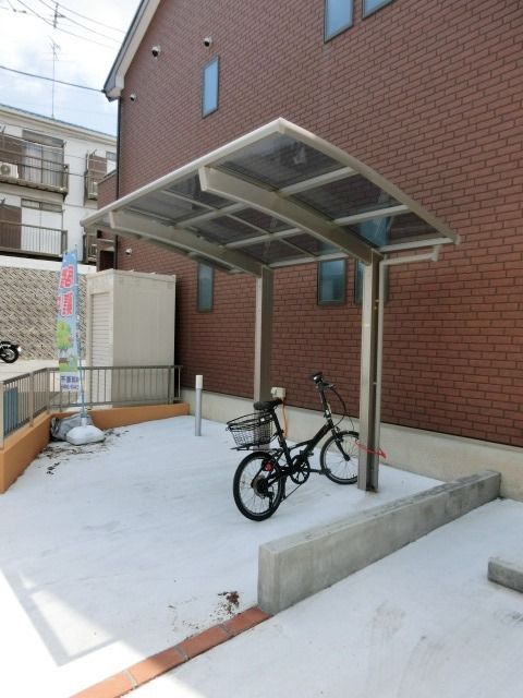 エントランス　屋根付きの駐輪場です