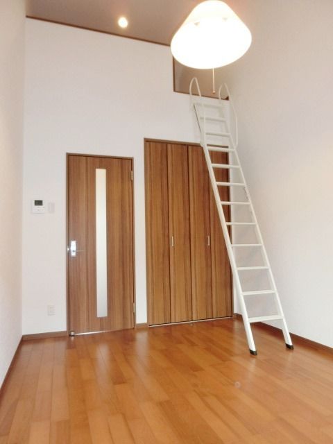 その他部屋・スペース　バルコニー側からのお部屋です