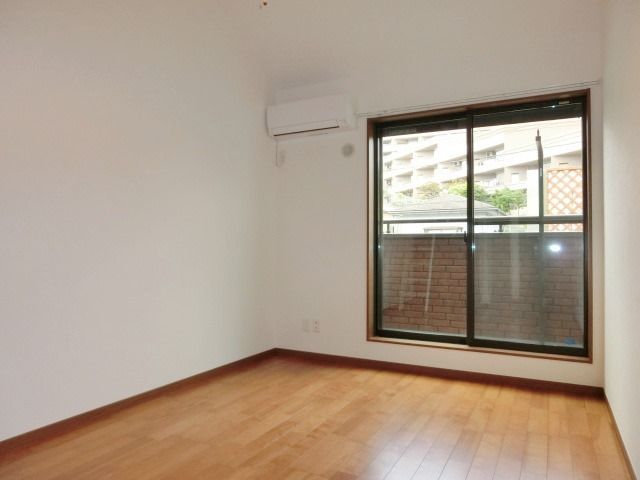 居室・リビング　フローリング張りのきれいなお部屋です