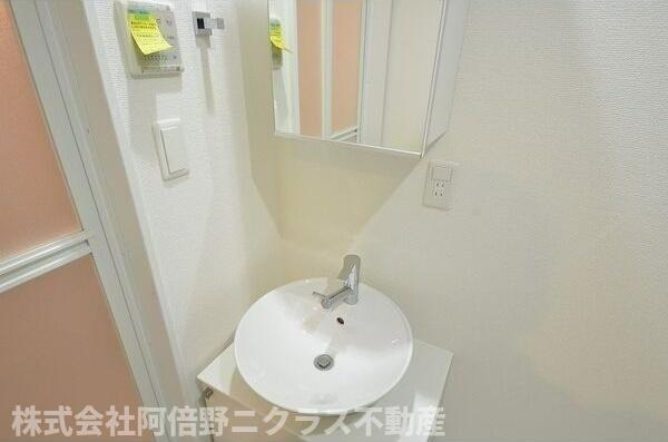 洗面設備　内装は別部屋の参考写真です。