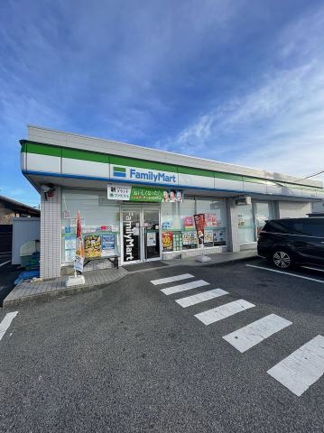 コンビニ　ファミリーマート（コンビニ）まで320m