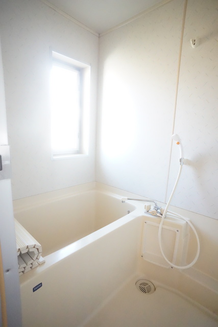 バス・シャワールーム　窓付きのバスルーム♪換気もできて気持ちいいです♪