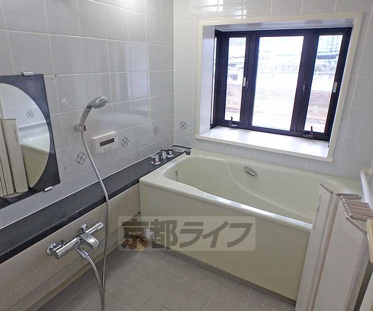 バス・シャワールーム　バスルームです。