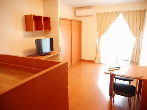 居室・リビング　カーテンやテーブル、テレビも備え付けです