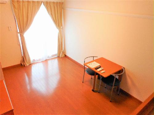 居室・リビング　テーブルは折り畳み式です