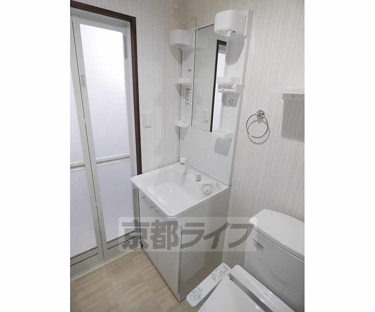 洗面設備　綺麗な洗面台です。