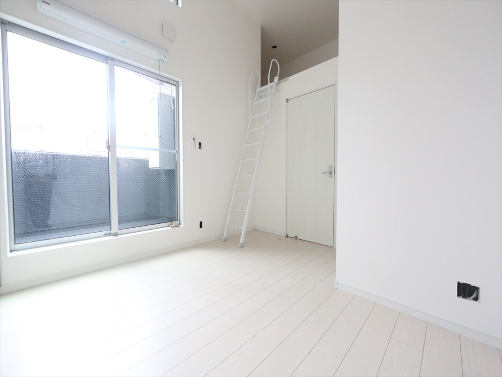 居室・リビング　洋室5.7帖　ロフト4.7帖（収納でもお部屋でも使えます）