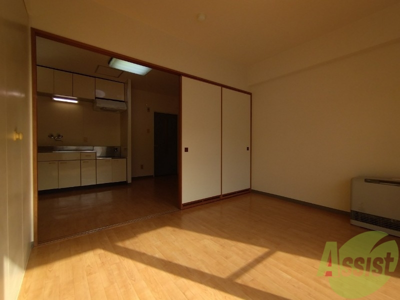 その他部屋・スペース　戸を閉めるとリビングと区切られた寝室にすることができますよ。