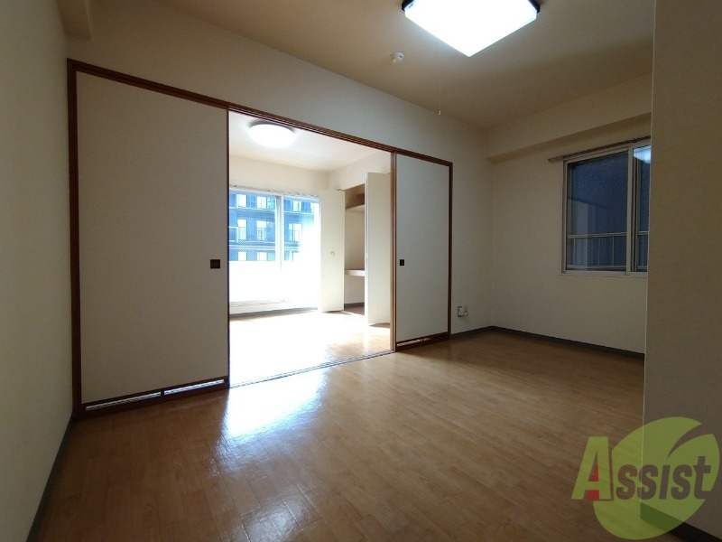 居室・リビング　リビングです。木目のフローリングが落ち着きますね。