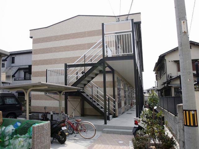 建物外観　宅配BOX付きで不在時にも便利♪