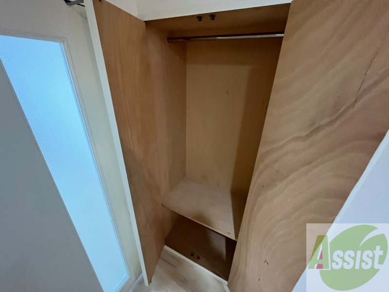 収納　こちらの収納にはハンガーをかけて服もしまえますね。