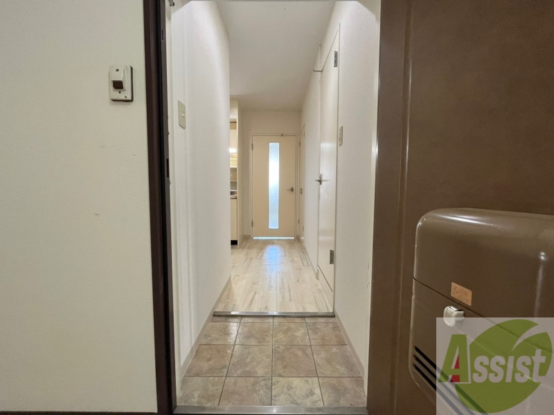 玄関　玄関です。すぐ広いリビングにつながっています。