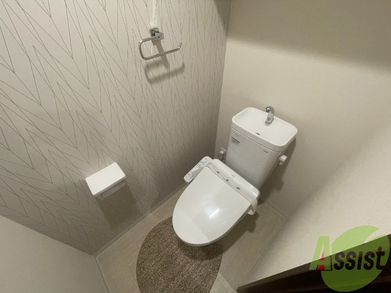 トイレ　お手洗いです。白を基調とした清潔感のあるお手洗いですね。