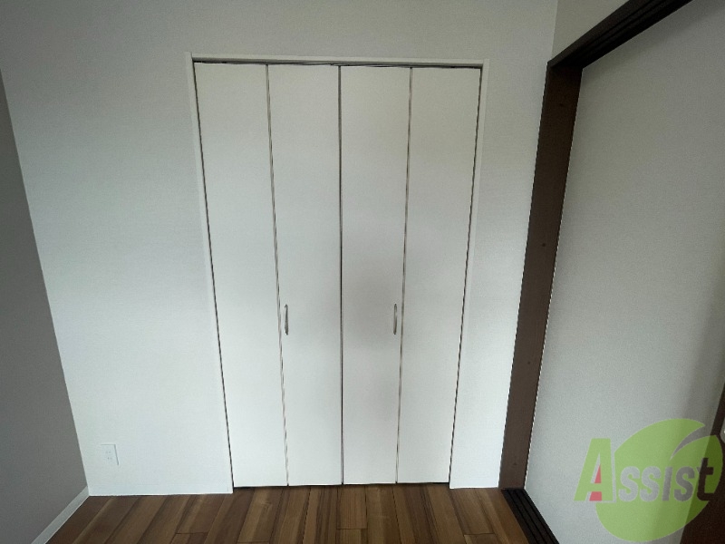 収納　こちらが収納です。縦に大きいので、コートも掛けれそうですね。