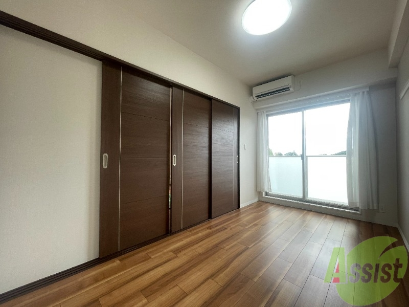 その他部屋・スペース　こちらは洋室です。こちらを寝室としてお使いください。