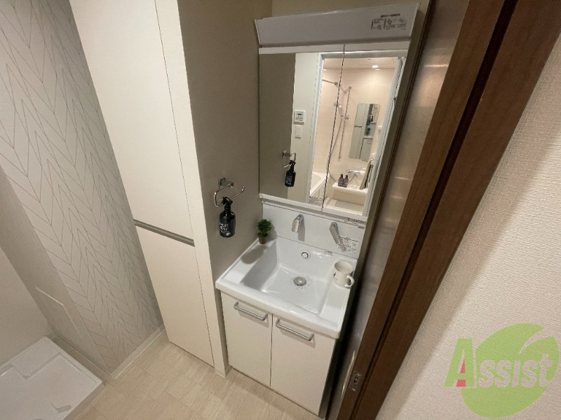 洗面設備　独立洗面になっています。収納も多く使いやすそうですね。