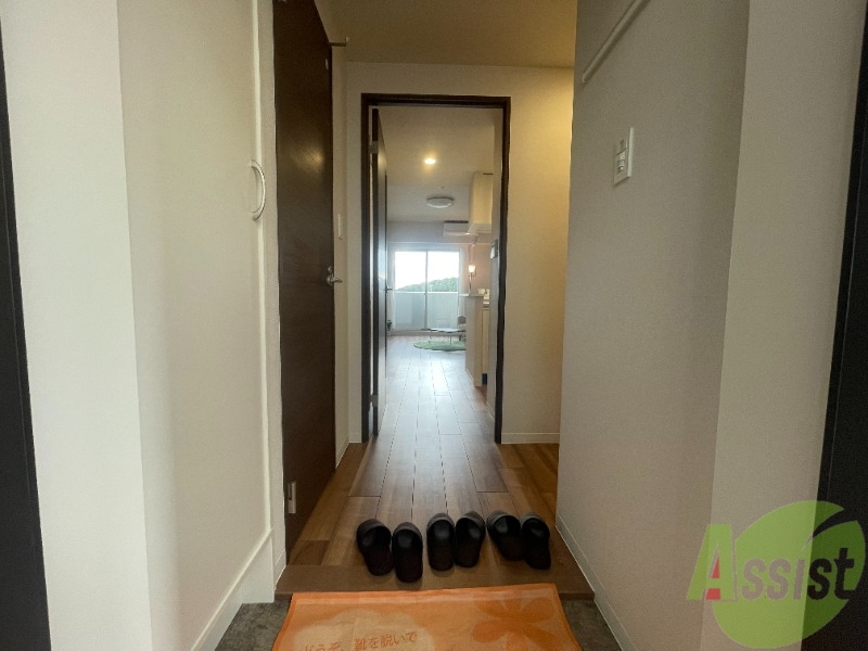 玄関　玄関から撮りました。リビングから明るい光が差し込んでいますね