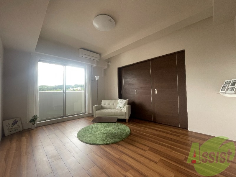 居室・リビング　最上階のお部屋なので、日当たりが良く明るいお部屋ですね。