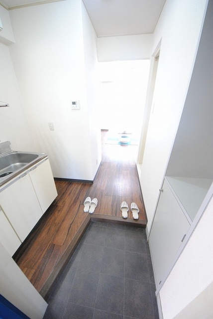 玄関　写真は２０１号室