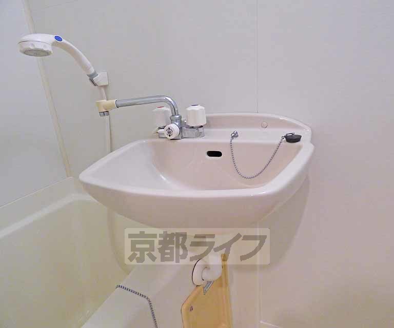 洗面設備　浴室に洗面台が設置されています