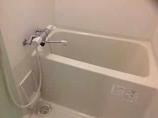 バス・シャワールーム　壁面の色はお部屋により異なります。