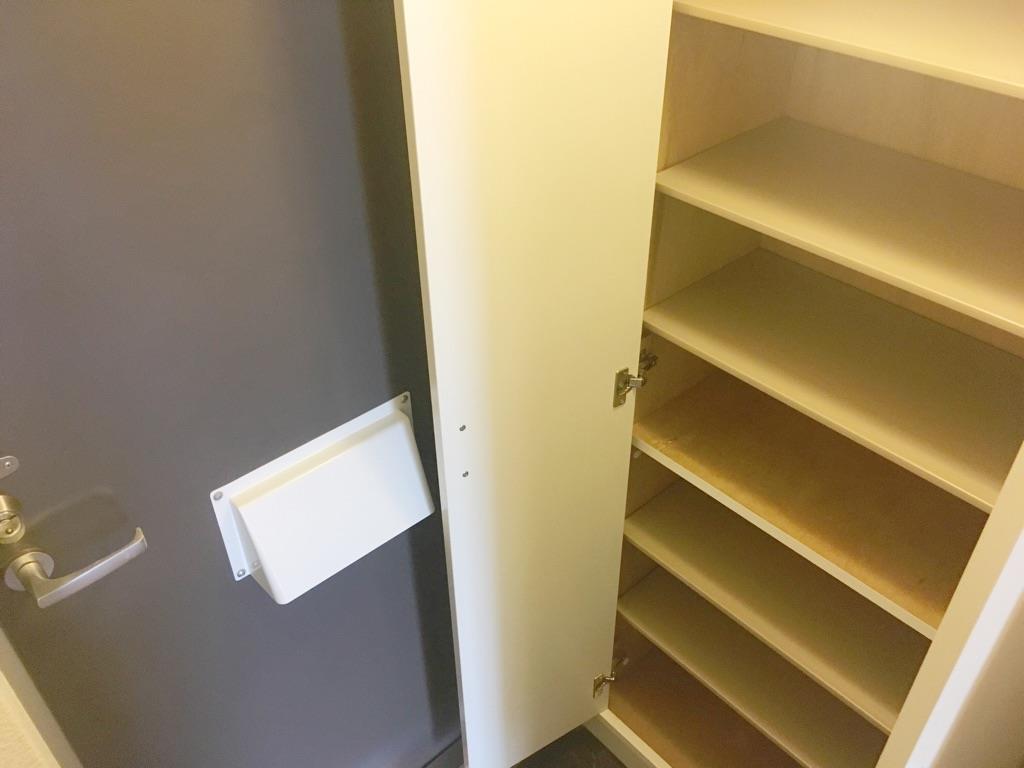 玄関　下駄箱有