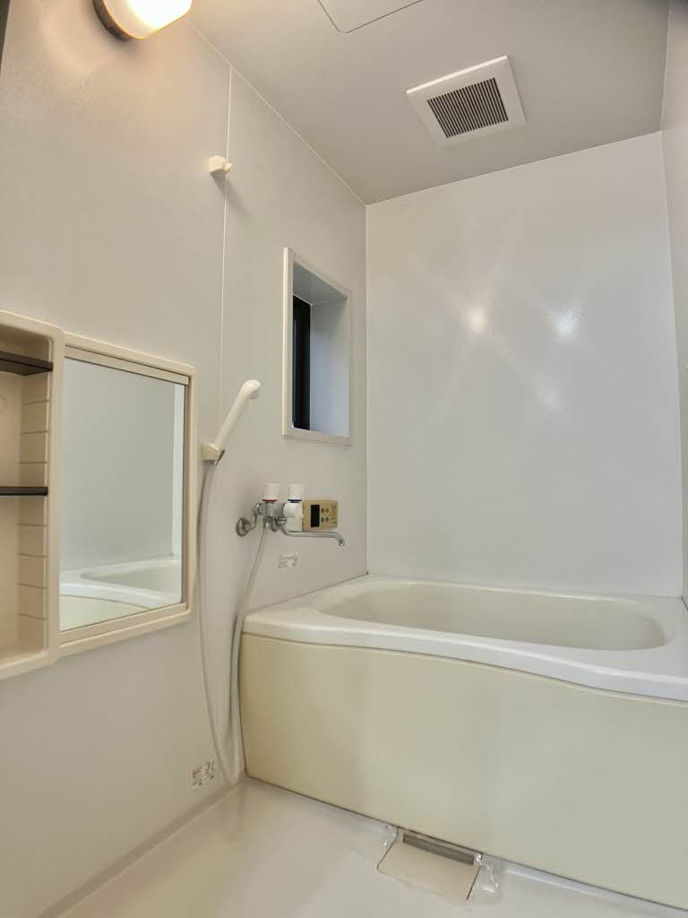 バス・シャワールーム　窓があるので換気にも便利♪