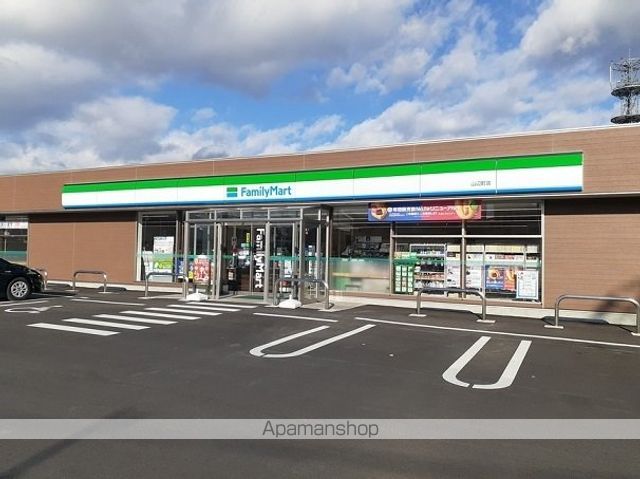 コンビニ　ファミリーマート（コンビニ）まで1500m