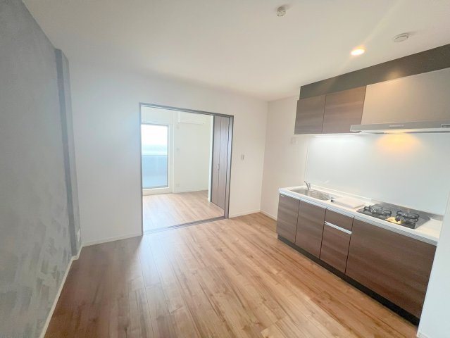 居室・リビング　広くて明るいリビングでご家族全員だんらんしましょう。