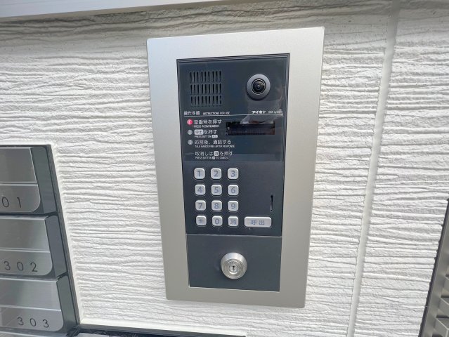 エントランス　オシャレなロビーは安心のオートロック付きです。