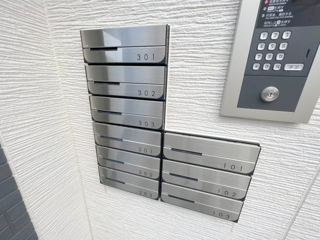 ロビー　ロビーにある各部屋毎のメールボックス。