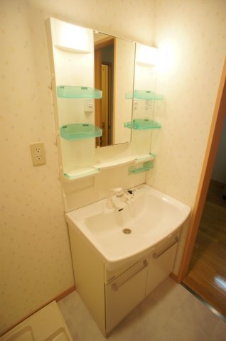 洗面設備　独立洗面台、小物を置くことができて便利です